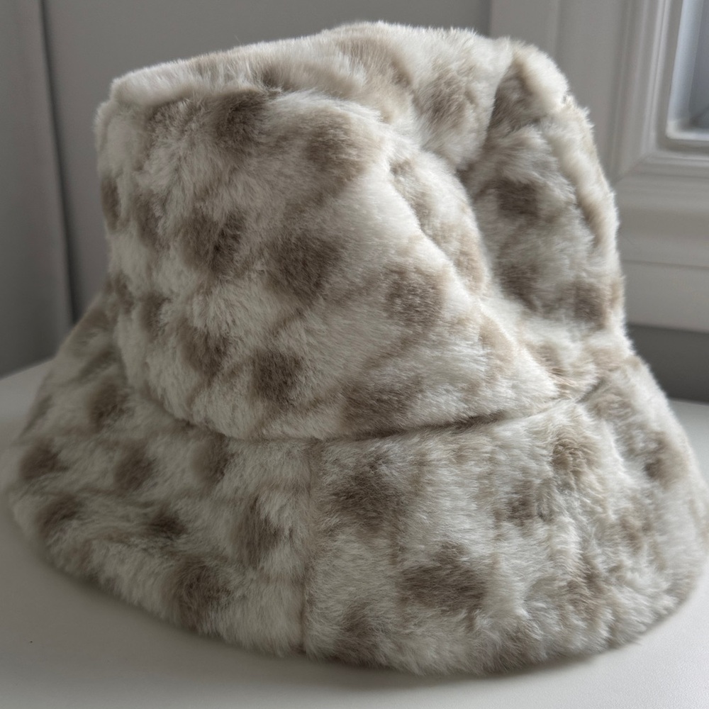 Bucket Hat Laundry by Shelli Segal White and Black Faux Fur Hat
